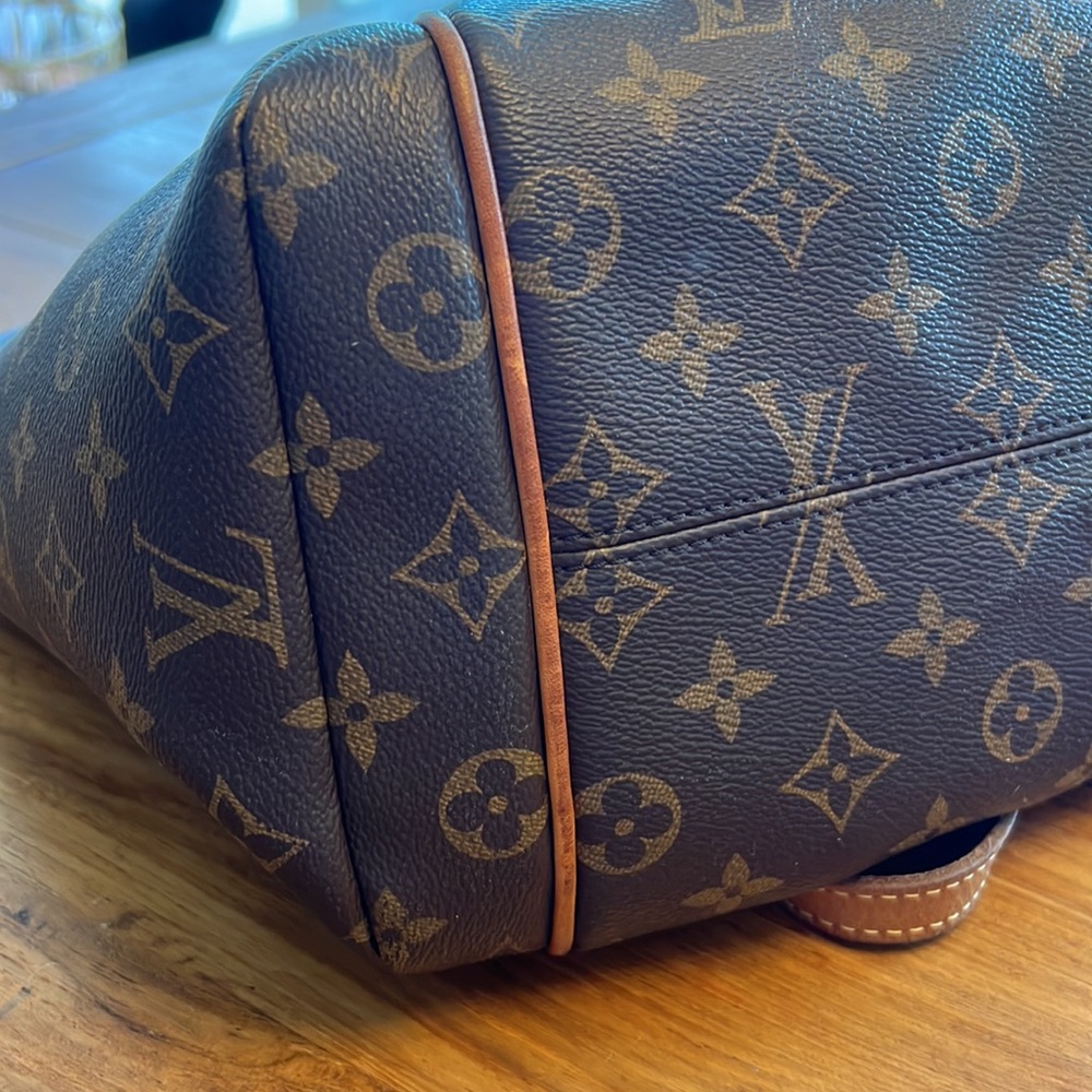 Beautiful, Authentic Louis Vuitton Monogram Totally MM Tote Bag - Picture 9 of 11